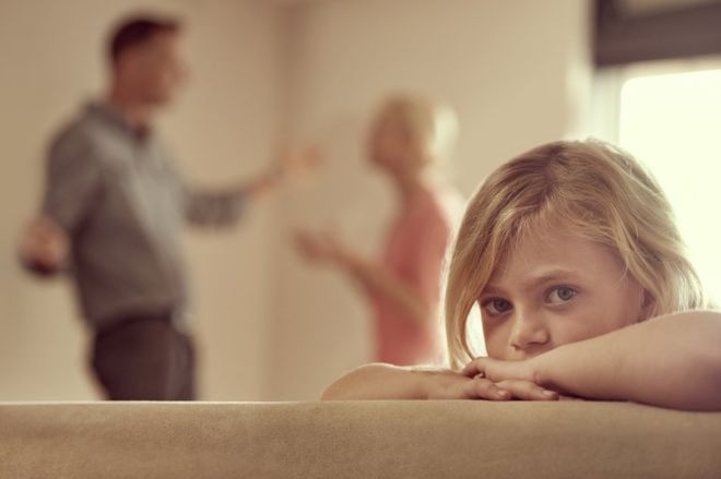 جدل الوالدين يؤثر على عقول أطفالهم
